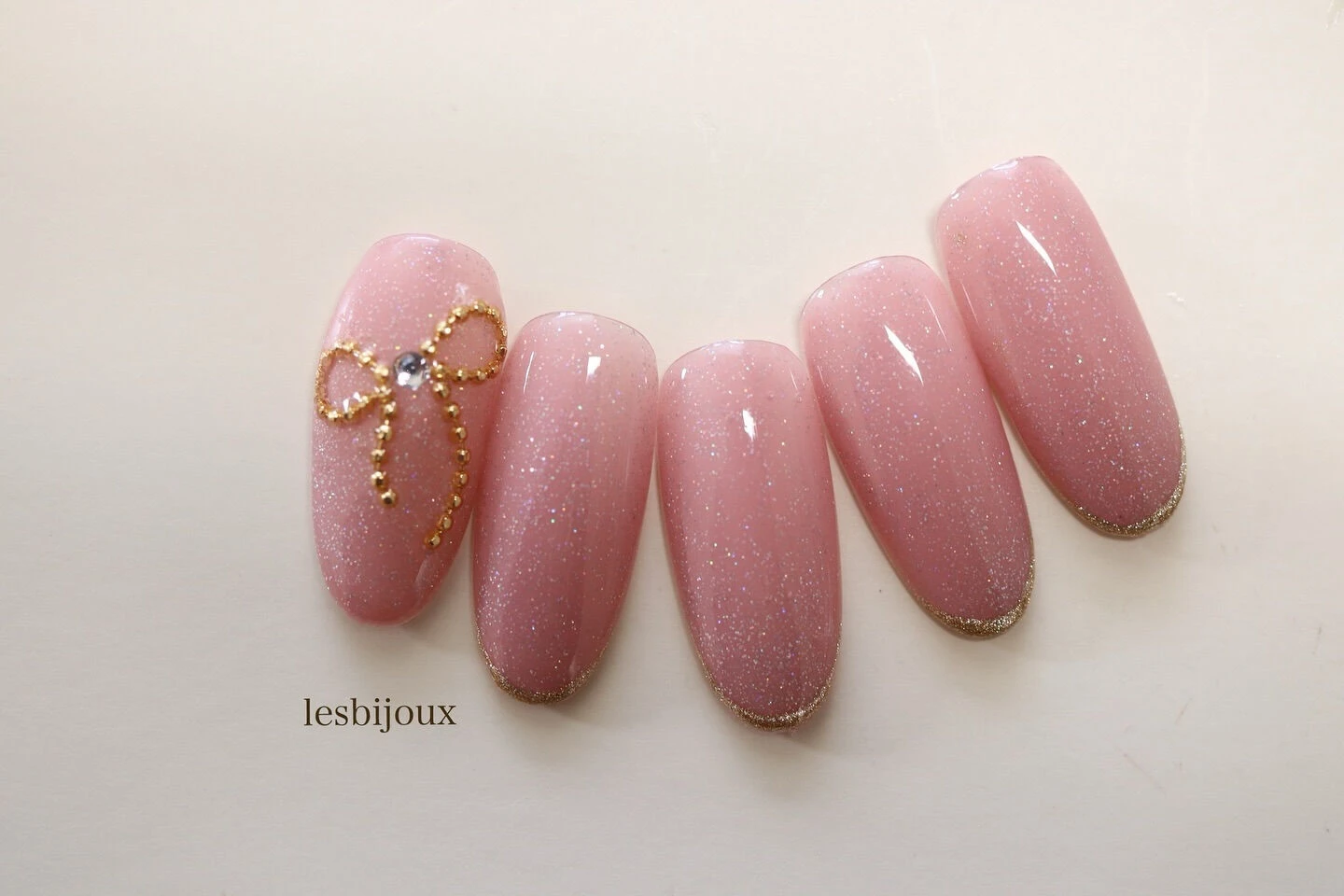 画像4130：筑紫野ネイルサロンのラメピンクで輝くリボンネイル💅